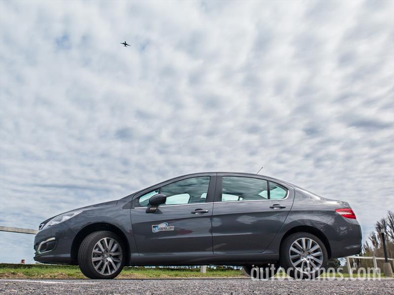 Peugeot 408 THP a prueba