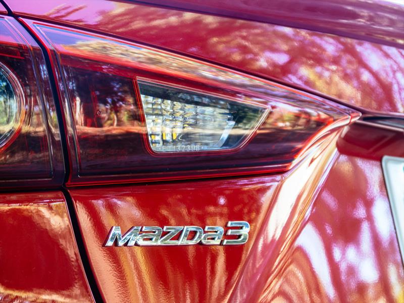Mazda3 sedán 2014