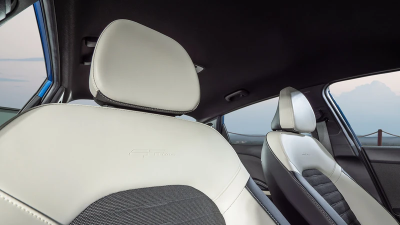 Kia K3 sedán desde todos los ángulos