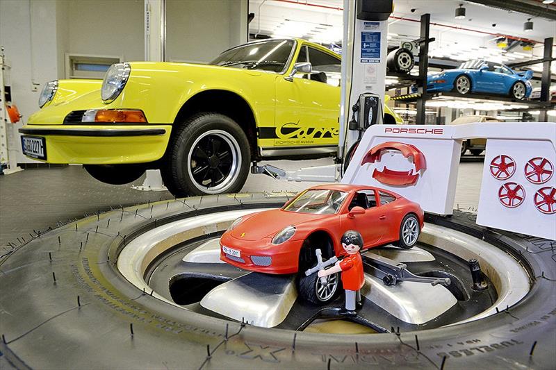 Porsche 911 Carrera S con sello Playmobil