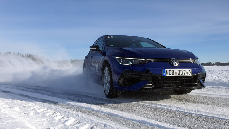 Volkswagen Golf R 2022 a prueba en la nieve