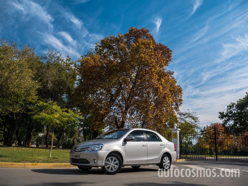 Prueba al renovado Toyota Etios