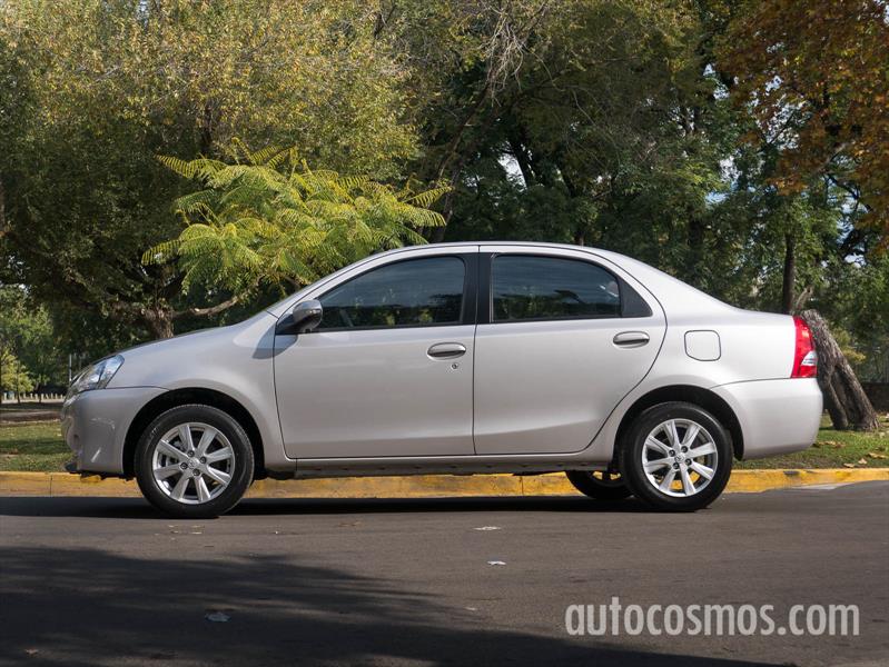 Prueba al renovado Toyota Etios