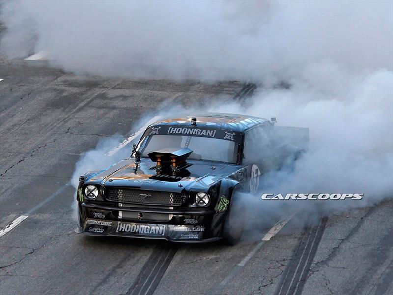 Ken Block haciendo drift con Mustang