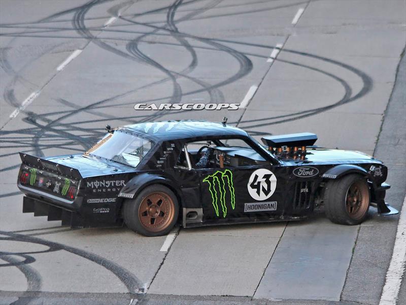 Ken Block haciendo drift con Mustang