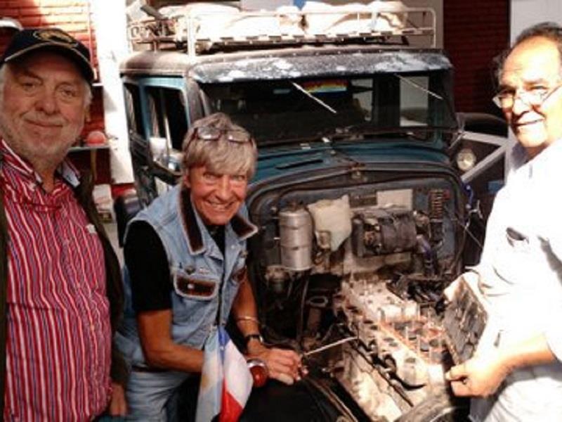 Mujer da la vuelta al mundo en su auto clásico