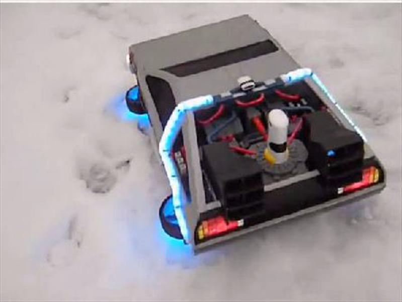 DeLorean de Volver al futuro que vuela