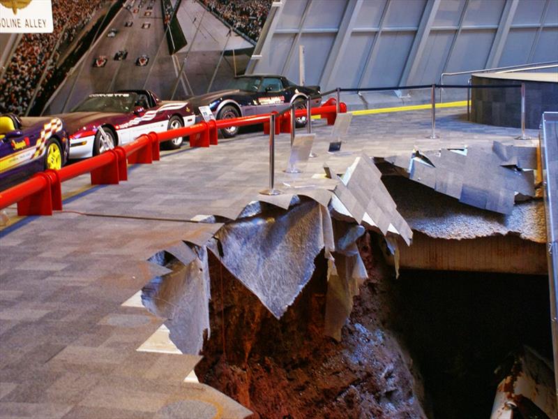 8 Corvettes clásicos son tragados por la tierra