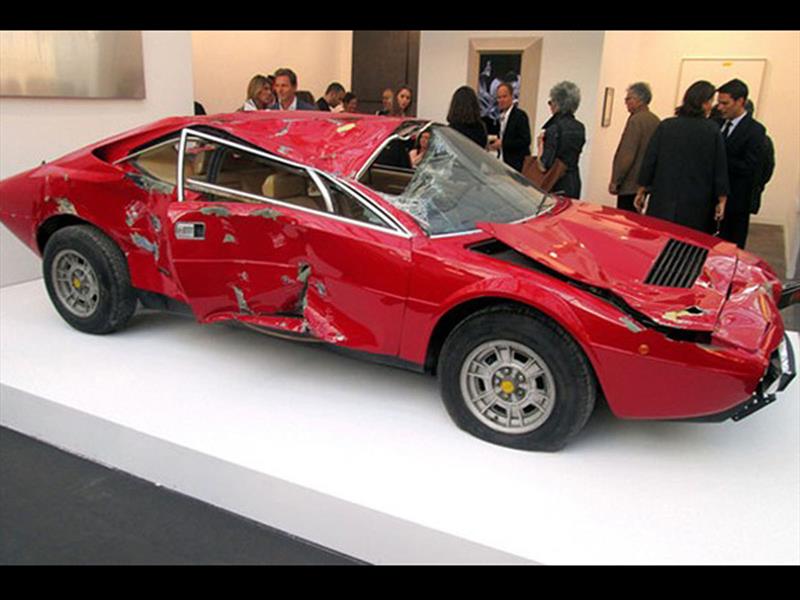 Ferrari Dino 308 GT4 chocada de USD 250.000