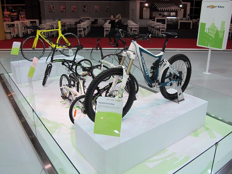 Chevrolet Spark EV y bicis en el Salón de BA 2013