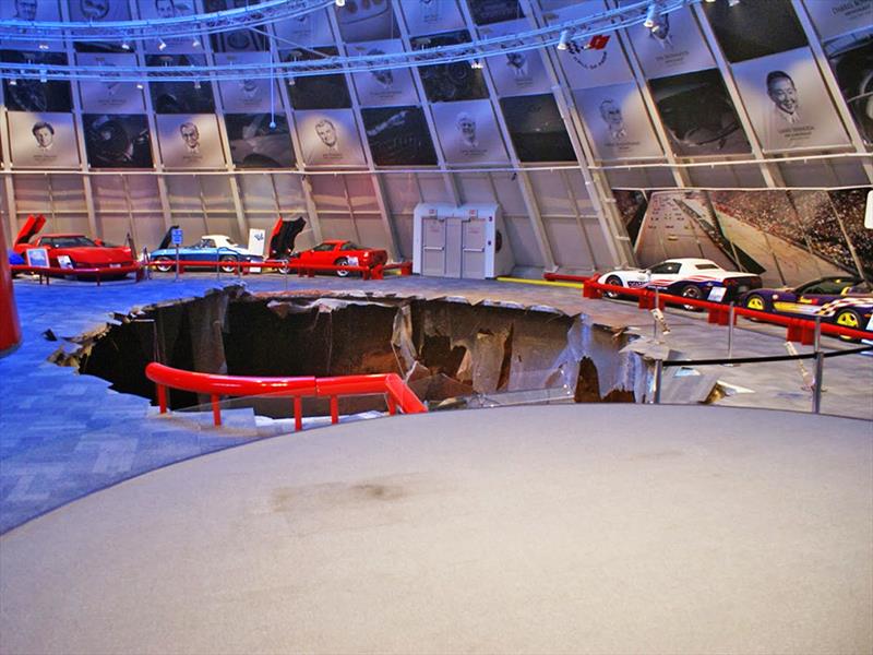 8 Corvettes clásicos son tragados por la tierra