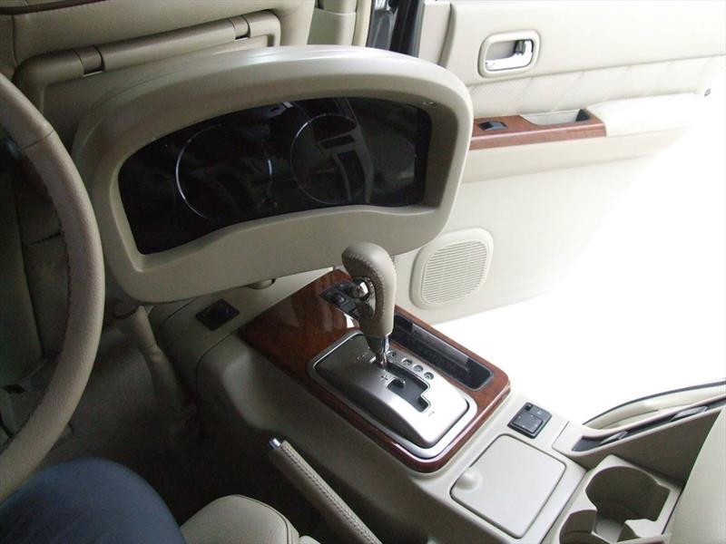 Camioneta con conductor en el asiento trasero