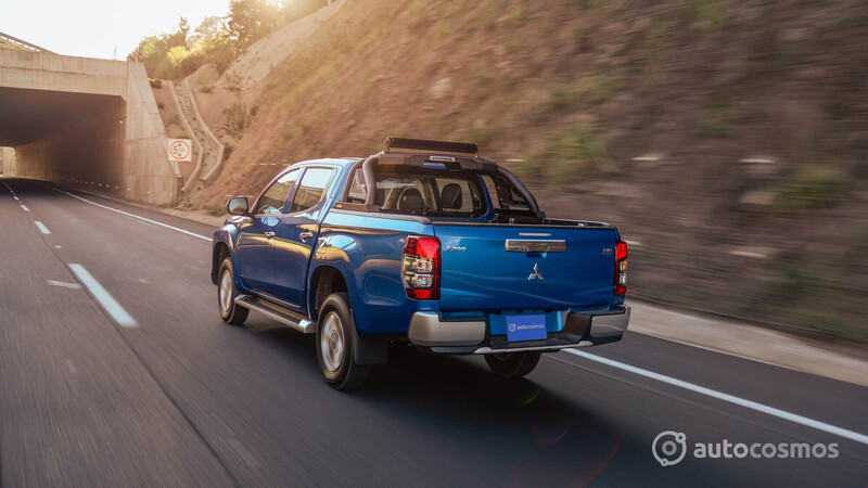 Mitsubishi L200 2021 VS Toyota Hulix 2021