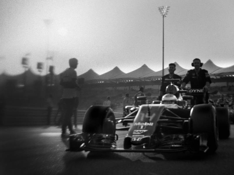 La F1 actual, con una cámara de 104 años