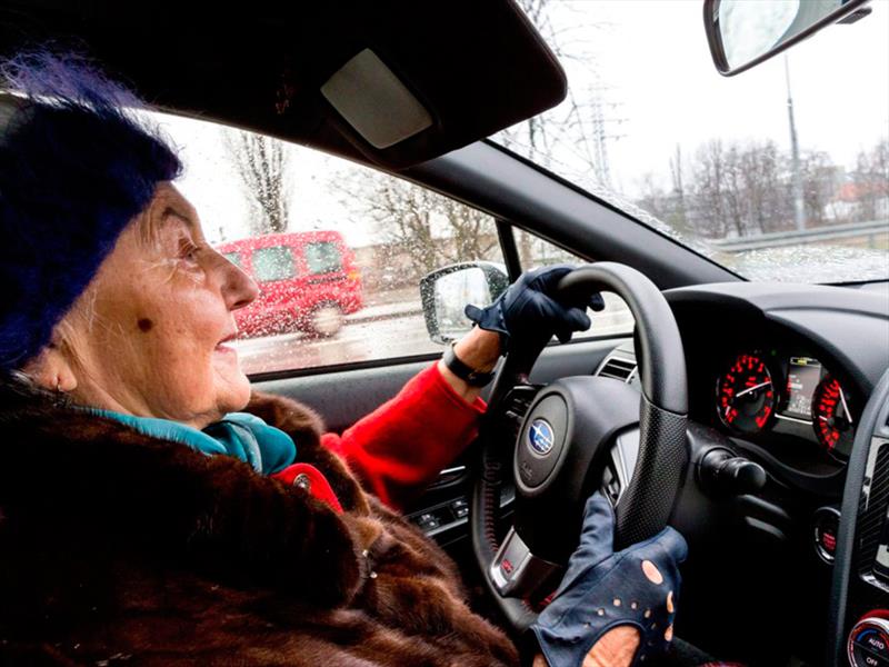 La abuela que pasea en un Subaru Impreza WRX STi