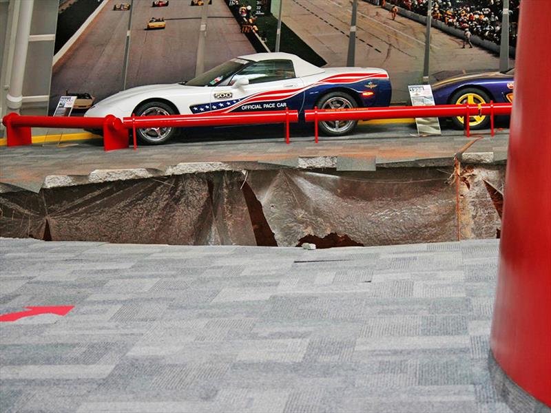 8 Corvettes clásicos son tragados por la tierra