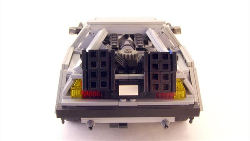DeLorean de Volver al Futuro hecho en Lego