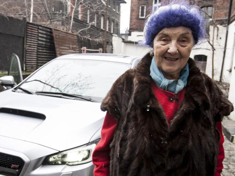 La abuela que pasea en un Subaru Impreza WRX STi