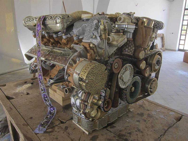 Motor V12 de madera y fósiles