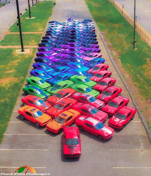 Crean un arcoíris con Dodge Challengers