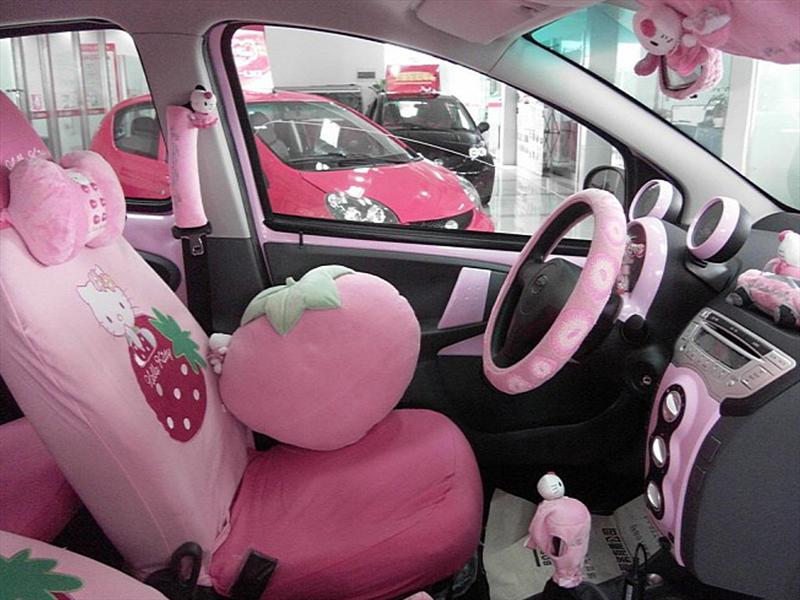 Auto chino dedicado a Hello Kitty  