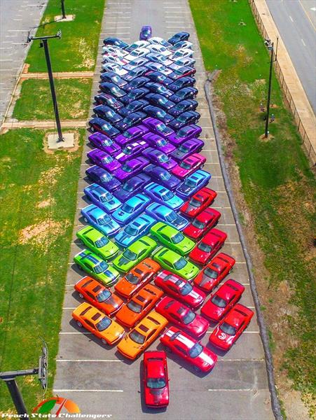 Crean un arcoíris con Dodge Challengers