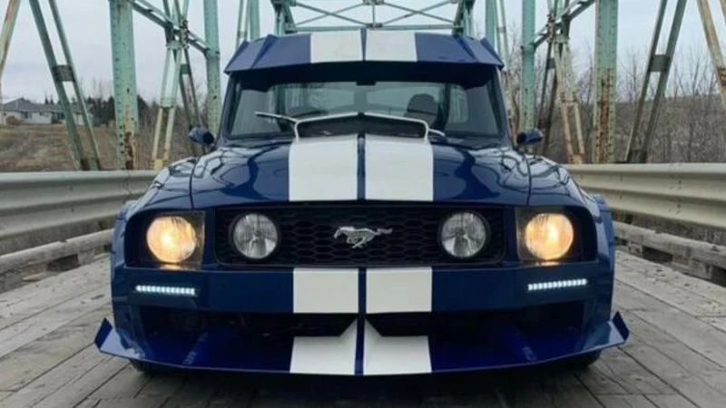 Crean una F100 con estética y V8 de Mustang