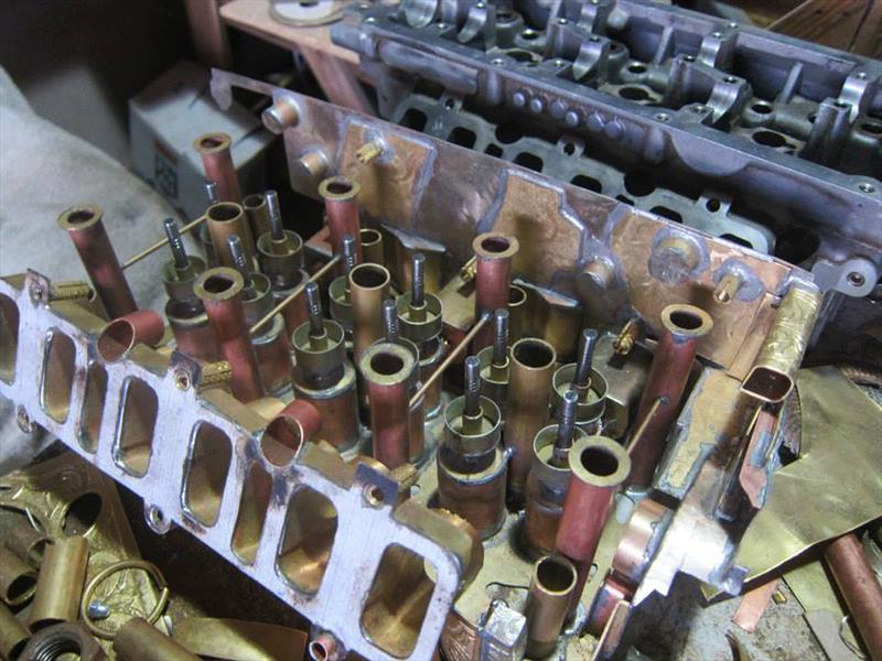 Motor V12 de madera y fósiles