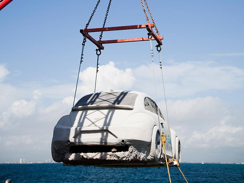 VW Beetle en el lecho marino del caribe
