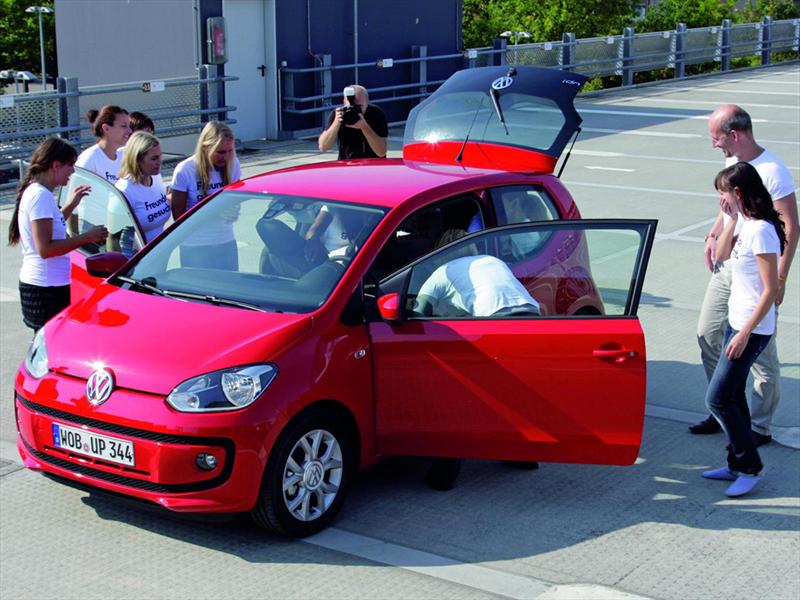 16 personas dentro de un Volkswagen Up!