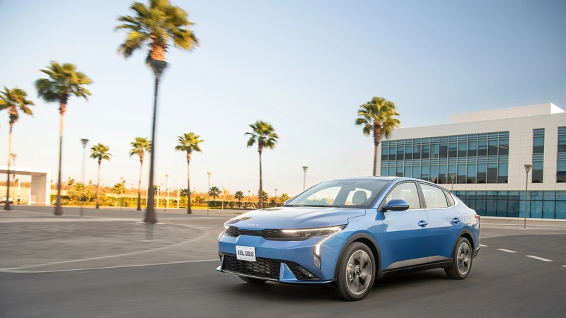 Kia K3 sedán desde todos los ángulos