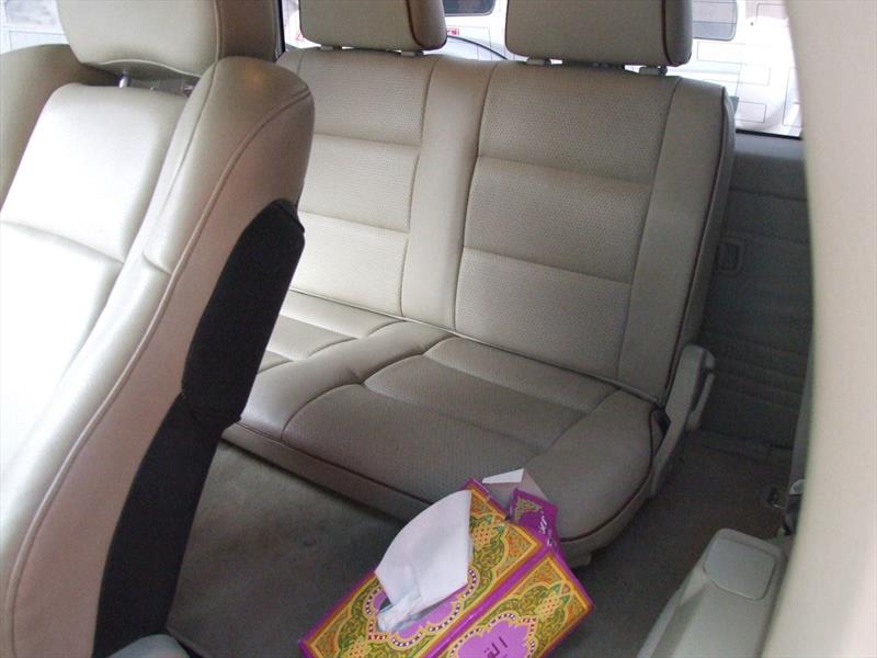 Camioneta con conductor en el asiento trasero