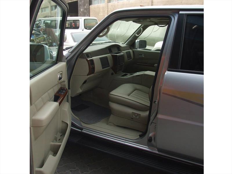 Camioneta con conductor en el asiento trasero