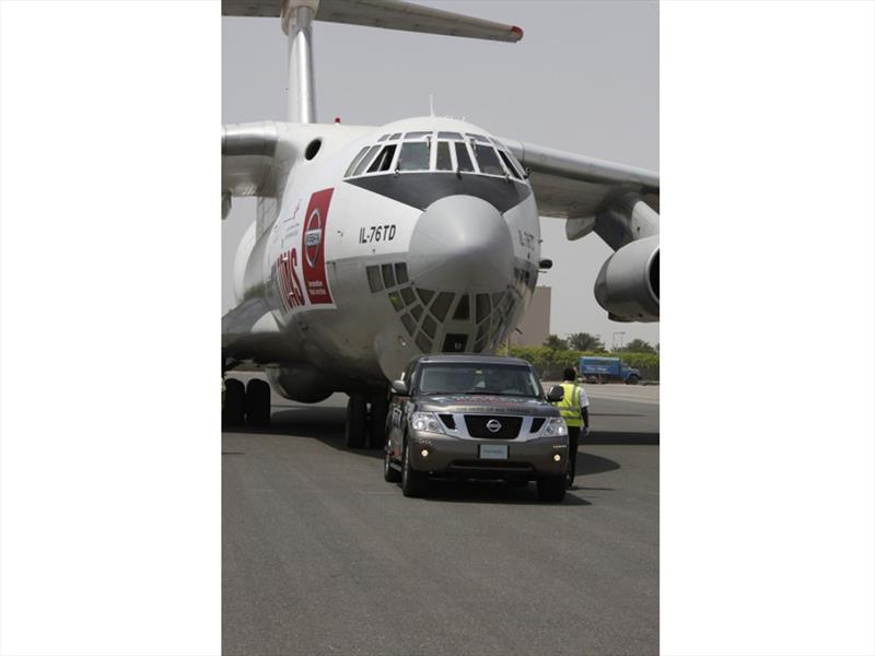 Nissan Patrol arrastrando avión de 170 toneladas
