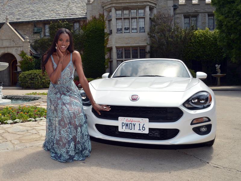 Playmate of the Year recibe un FIAT 124 Spider 