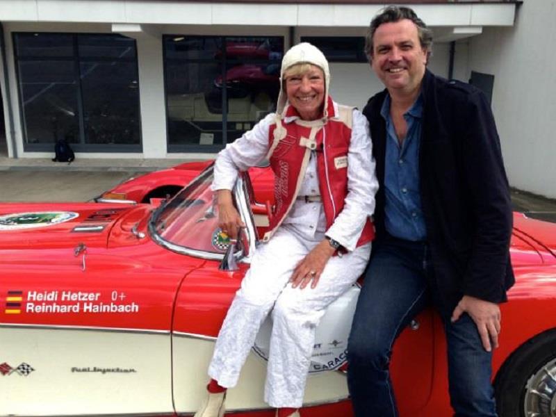 Mujer da la vuelta al mundo en su auto clásico