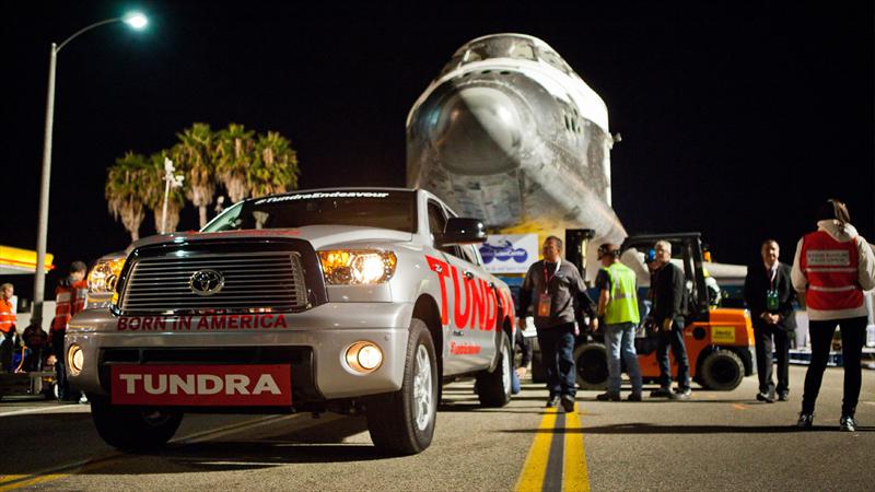 Toyota Tundra arrastrando Endeavour