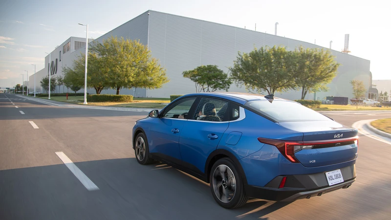 Kia K3 sedán desde todos los ángulos