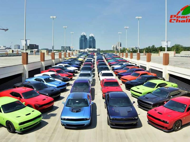 Crean un arcoíris con Dodge Challengers