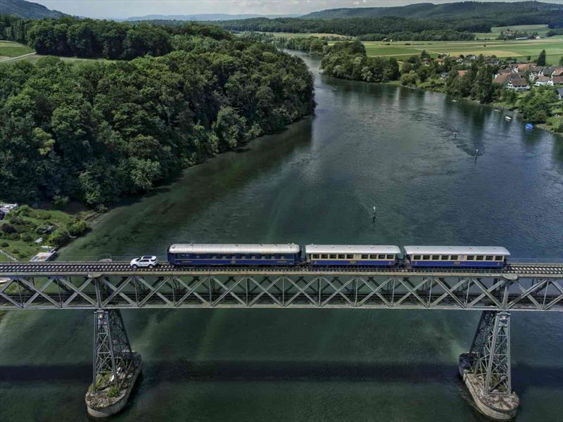 Un Land Rover Discovery Sport remolca un tren