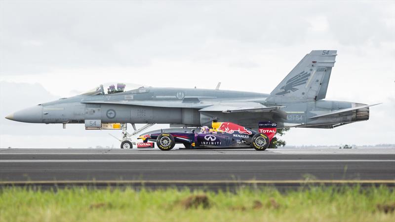 Red Bull RB7 de la F1 vs. F/A-18