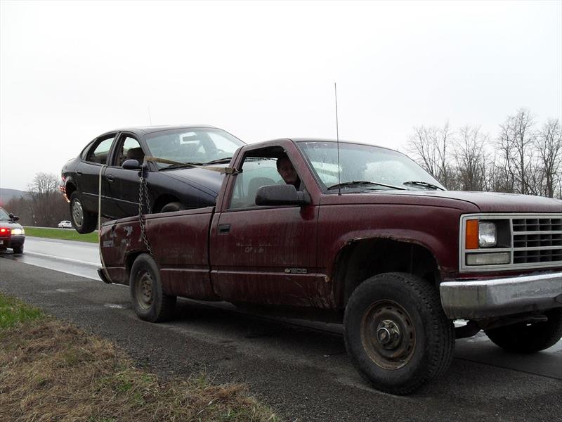 Chevrolet Silverado 1500 transporta un Ford Taurus