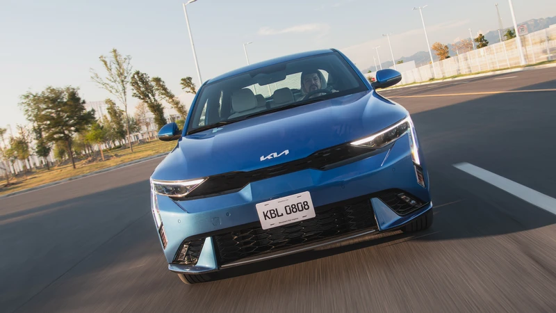 Kia K3 sedán desde todos los ángulos