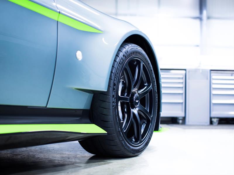 Aston Martin Vantage GT8