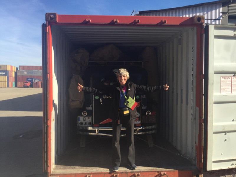 Mujer da la vuelta al mundo en su auto clásico