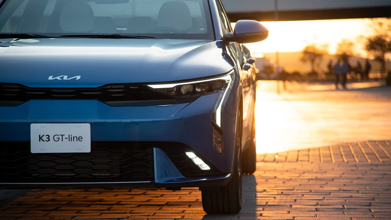 Kia K3 sedán desde todos los ángulos