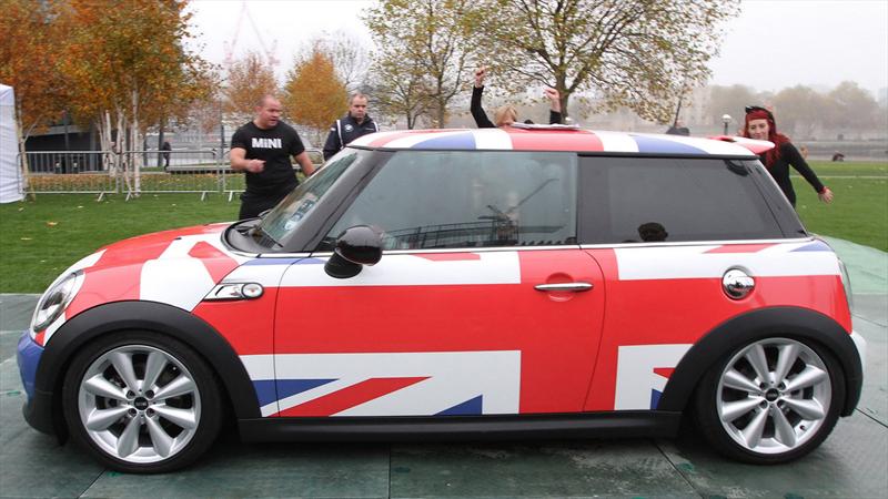 Récord Guinness con personas abordo de un MINI