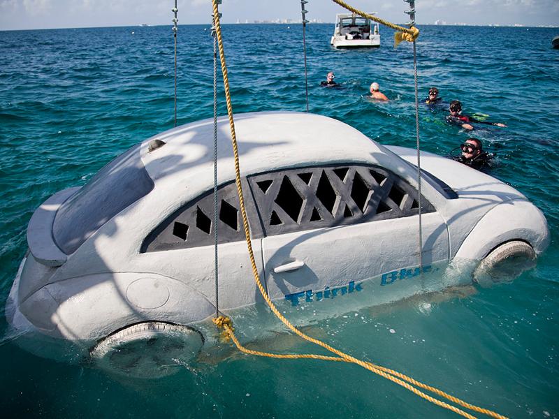 VW Beetle en el lecho marino del caribe