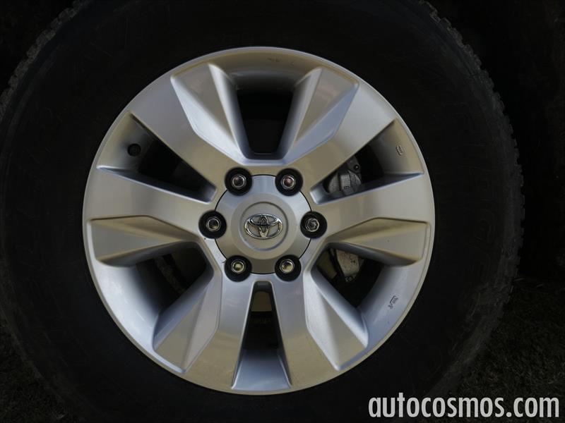 Nissan NP300 vs Toyota Hilux vs Mitsubishi L200