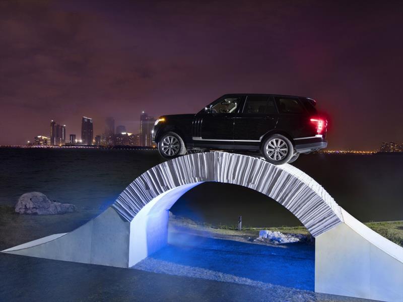 Range Rover pasa por un puente de papel